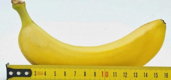 penismeting met een banaan als voorbeeld vóór een vergrotingsoperatie